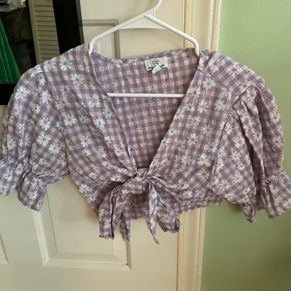 Purple Gingham Crop Top with Floral Detail! 💟💐💋